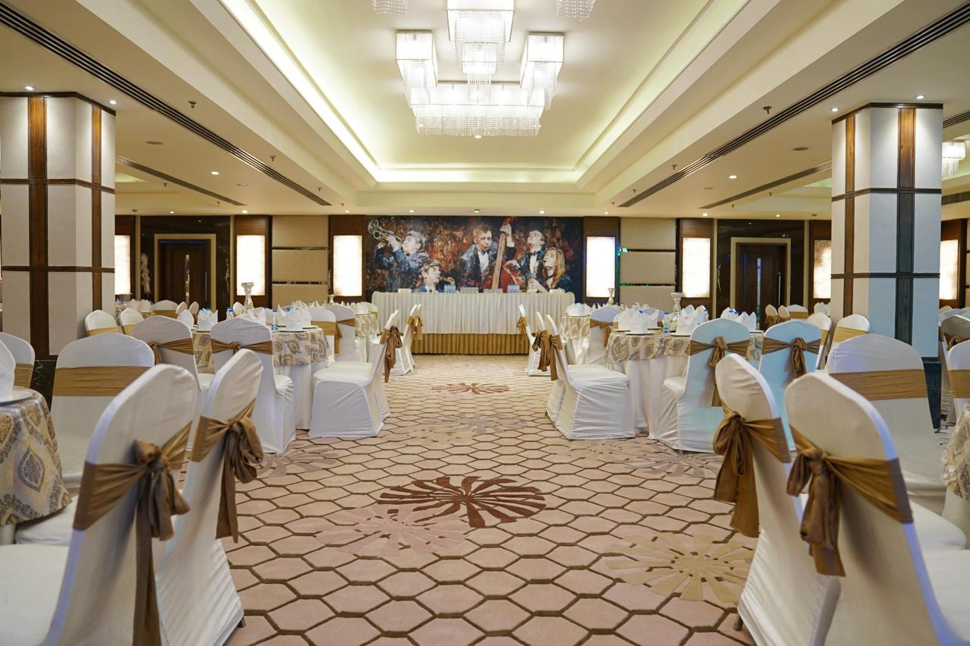 Ramada By Wyndham Jalandhar City Center Exterior foto